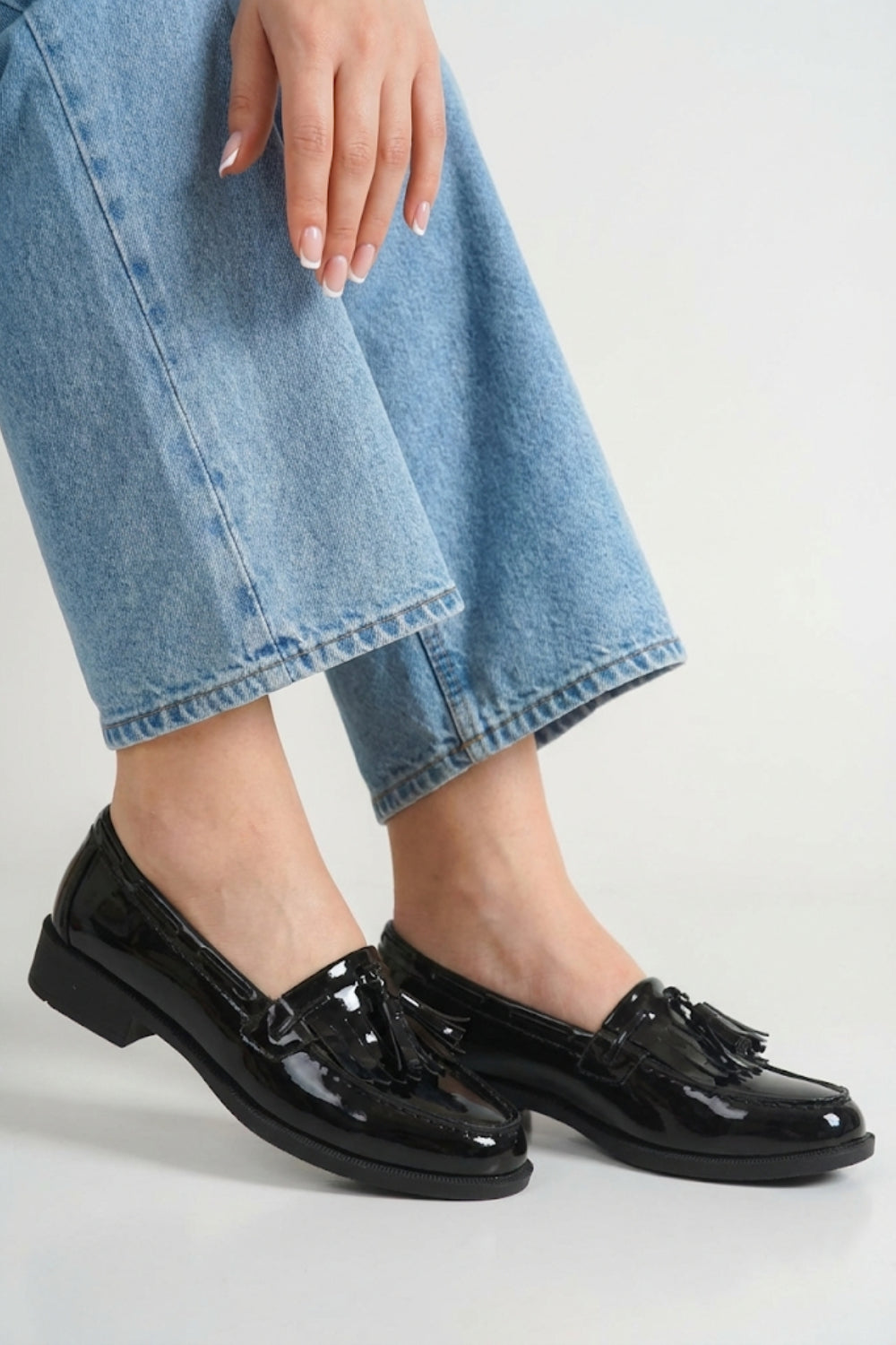 Soleortho svarta slip-on loafers med tofs för damer