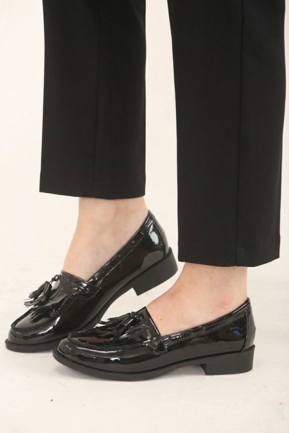 Soleortho svarta slip-on loafers med tofs för damer