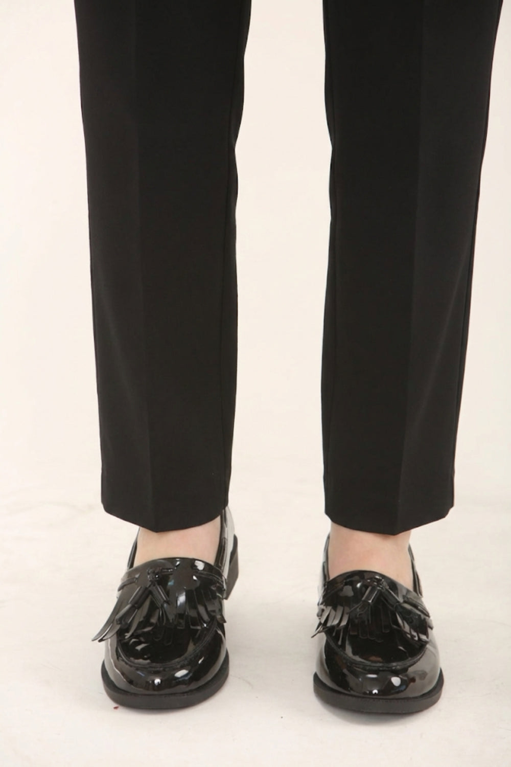 Soleortho svarta slip-on loafers med tofs för damer