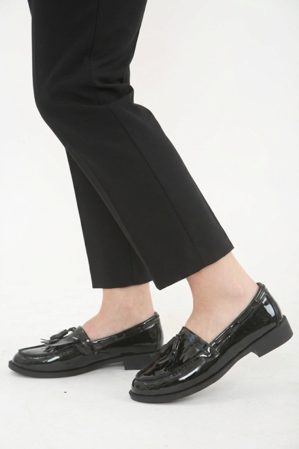 Soleortho svarta slip-on loafers med tofs för damer