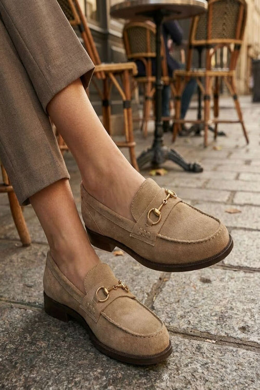 Soleortho Damloafers i kamelfärgad mocka med hästspett