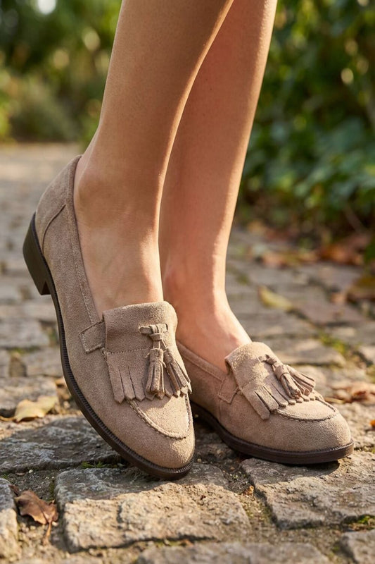 Soleortho Damloafers i kamelfärgad mocka med tofsar